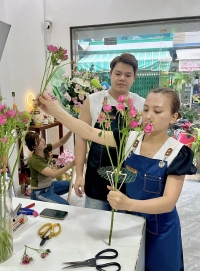 Lớp Học Cắm Hoa Bó Tròn – Thầy Giáo Trực Tiếp Hướng Dẫn