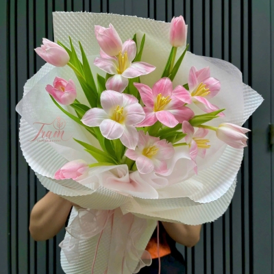 Bó Tulip Hồng Rực Rỡ – Tỏa Sáng Dịu Dàng