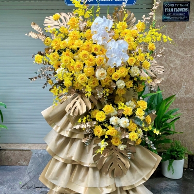 Kệ hoa khai trương tone vàng thịnh vượng