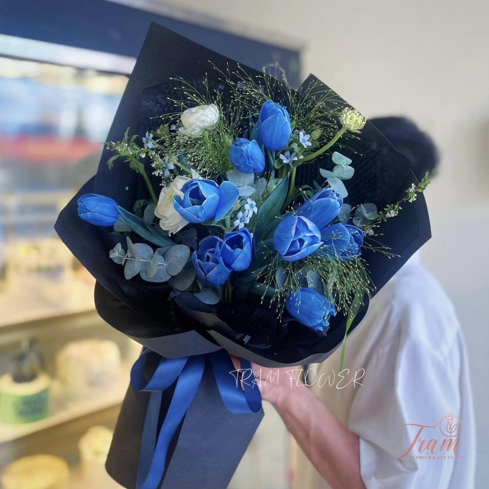 Bó hoa tulip tone xanh dương huyền bí sang trọng tặng bạn trai