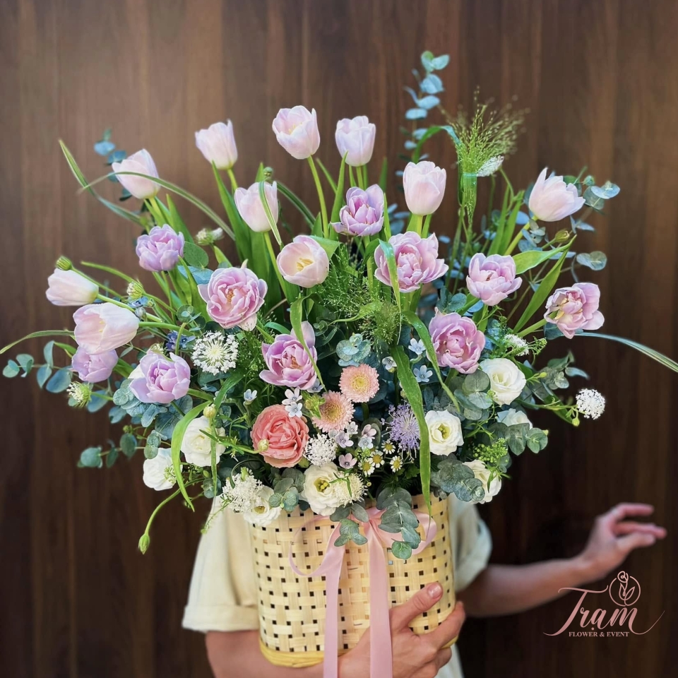Giỏ hoa tulip sang trọng tặng đối tác