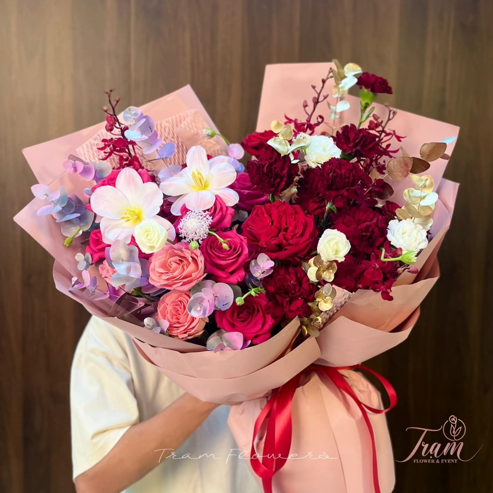 Bó hoa tone hồng đỏ sang trọng chạm nhẹ trái tim
