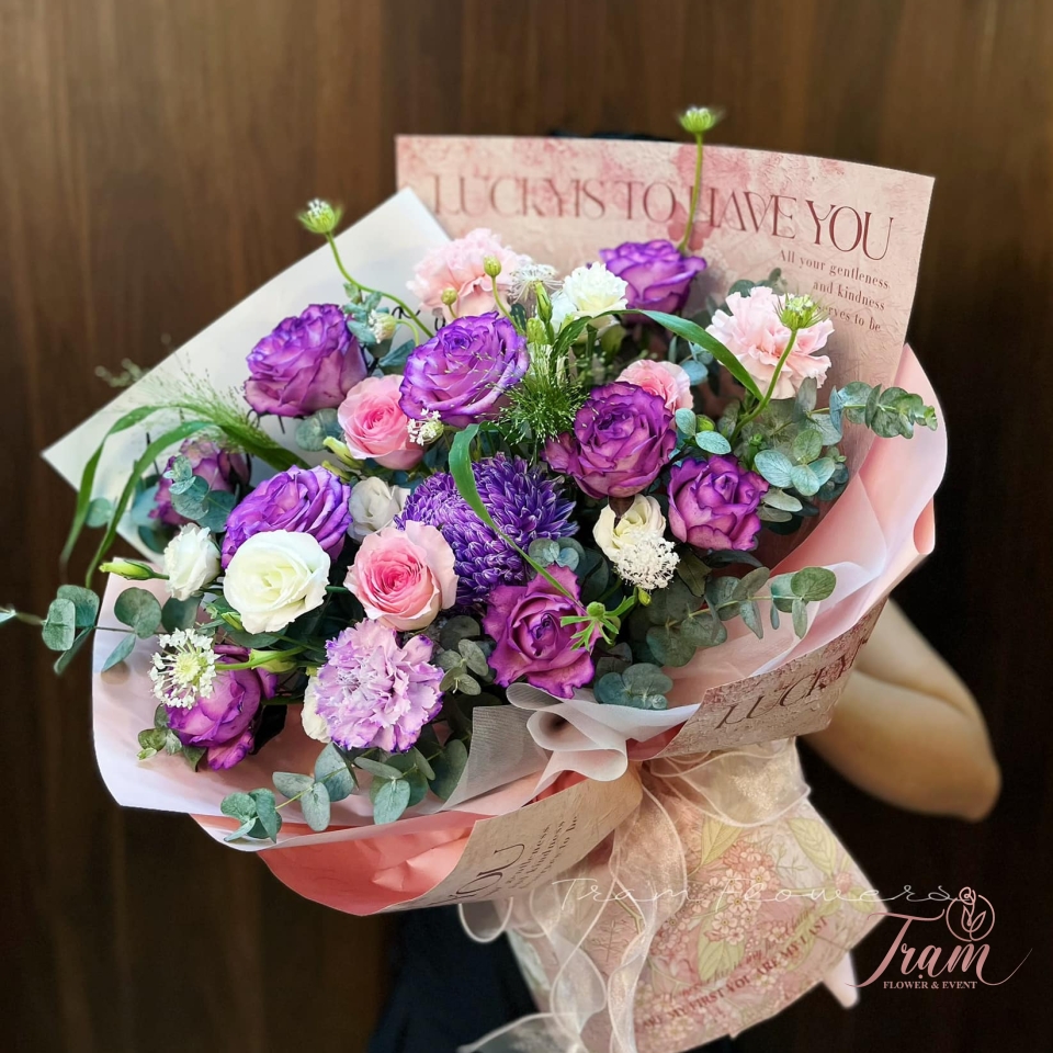 Bó hoa màu tím mộng mơ và thanh thiết tặng thầy cô