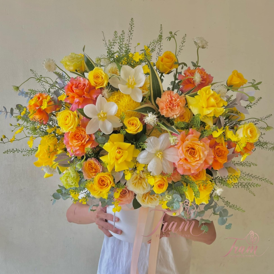 Golden Bloom – Box Hoa Tone Vàng Sang Trọng