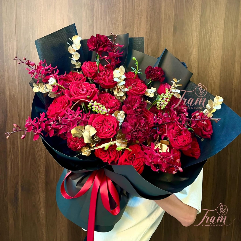 Bó hoa sức đỏ quyền lực kết hợp với ánh vàng sang trọng tặng sếp