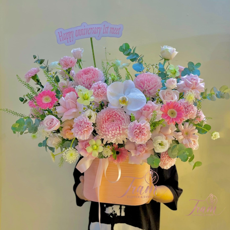 Giỏ hoa tone hồng nhẹ nhàng 