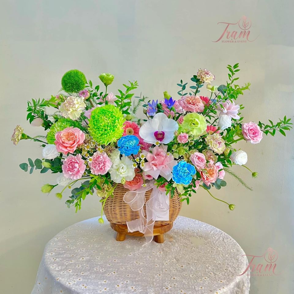 Giỏ hoa xinh đẹp tone màu tươi mát