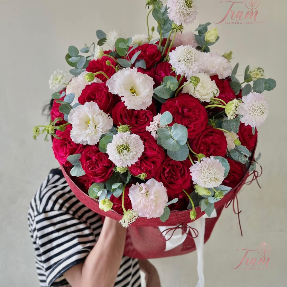 Bó hoa thiết kế tone màu đỏ trắng sang trọng