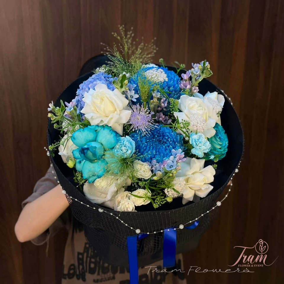 Bó hoa tròn tone xanh dương thiết kế sang trọng