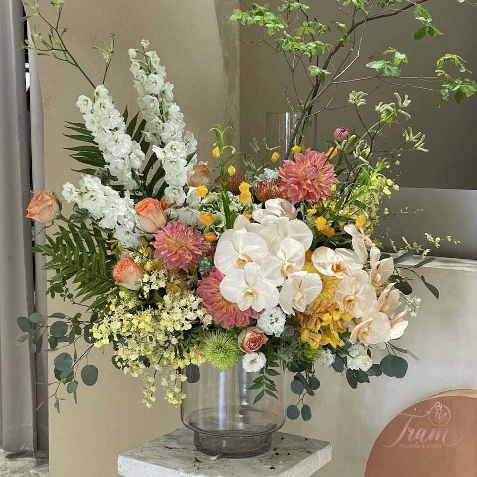 Bình hoa thiết kế tặng đối tác
