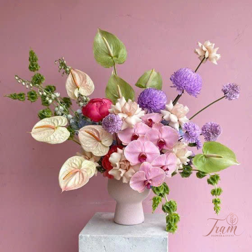 Bình hoa để sảnh ngân hàng sang trọng