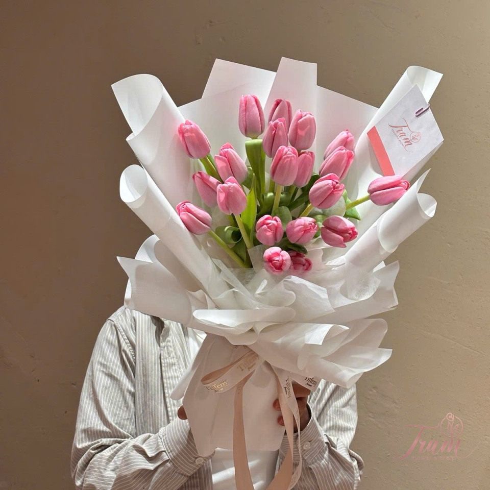 “Hồng Quyến Rũ – Bó Tulip Hồng Đậm Nhập Khẩu”