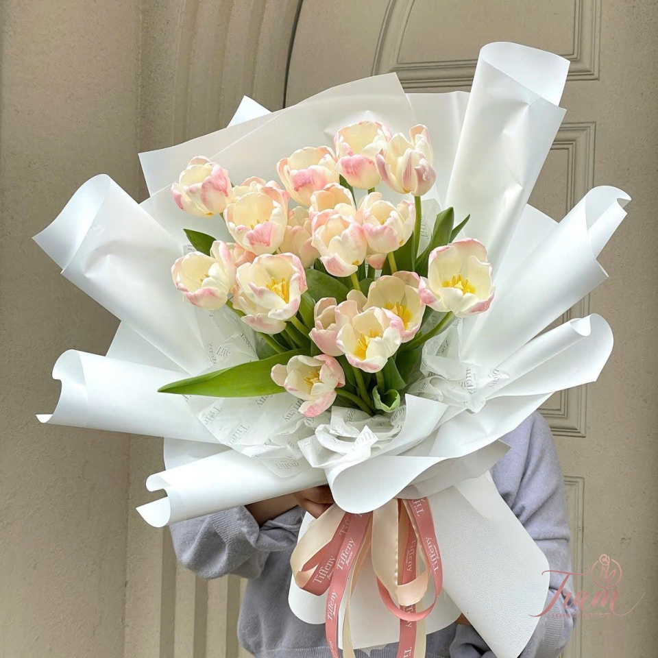 “Sắc Thu Dịu Êm – Bó Tulip Kem & Hồng Nhập Khẩu”
