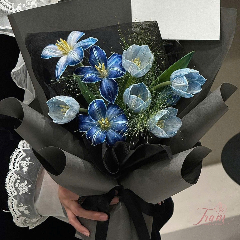 “Giai Điệu Màu Xanh – Bó Tulip Mix Xanh Đậm & Xanh Nhạt Nhập Khẩu”