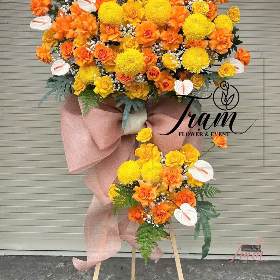 “Phát Lộc Rực Rỡ – Kệ Hoa Tone Vàng Cam Chúc Mừng Khai Trương”