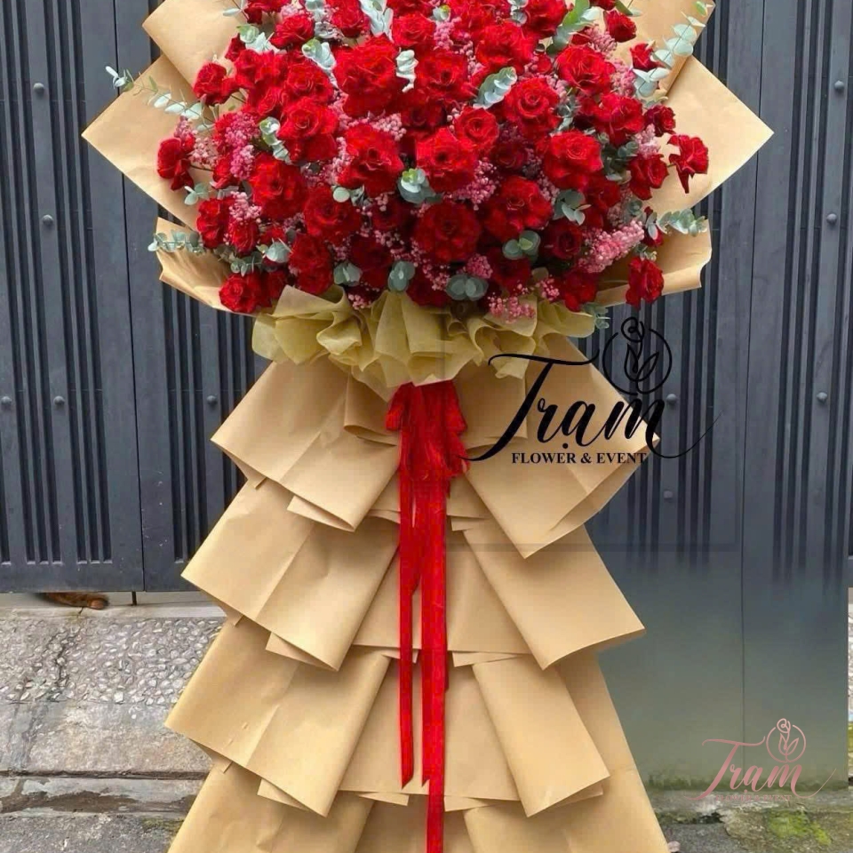 “Đỏ Vượng Khai Phát – Kệ Hoa Khai Trương Tone Đỏ Sang Trọng”