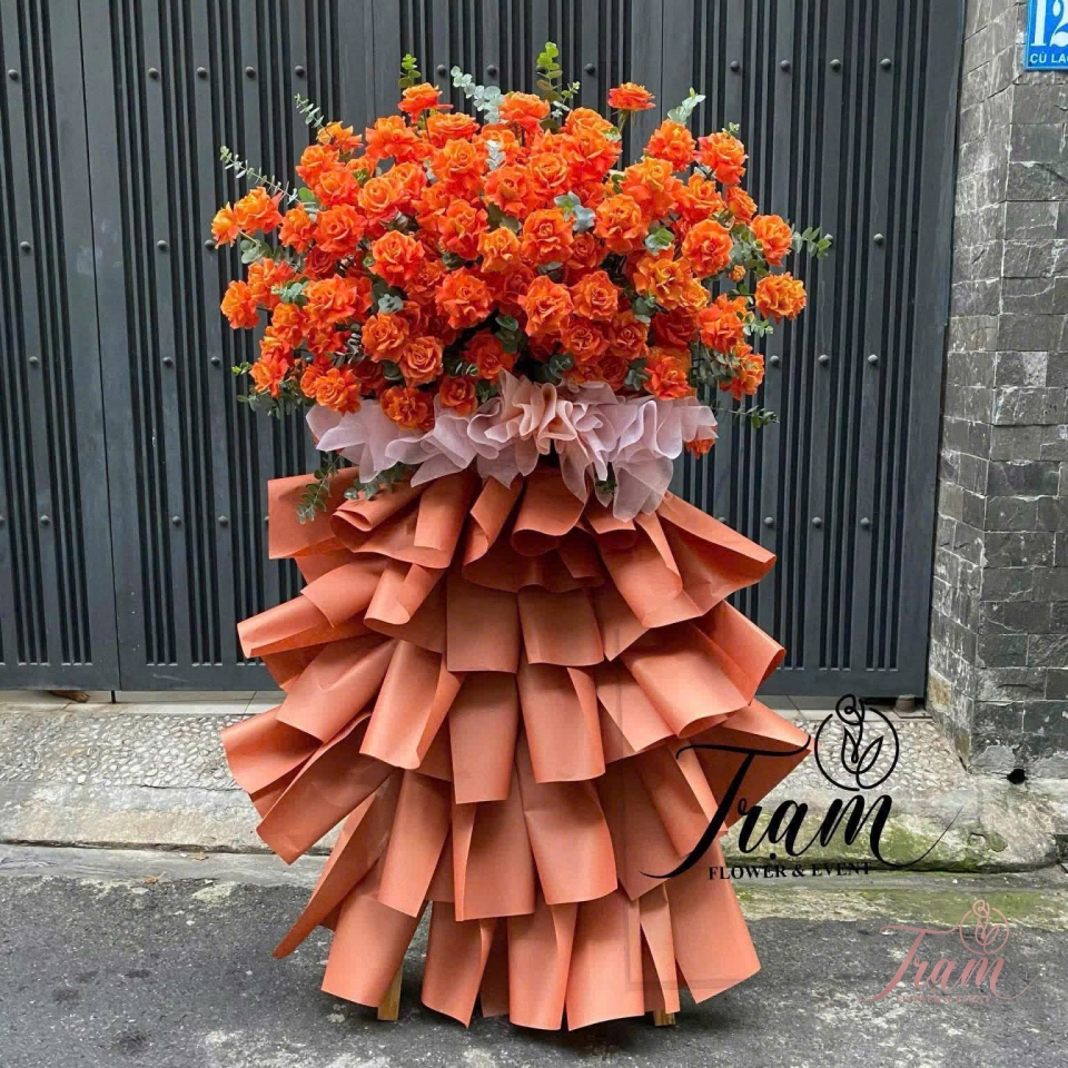“Bừng Sáng Thành Công – Kệ Hoa Khai Trương Tone Cam Rạng Rỡ”