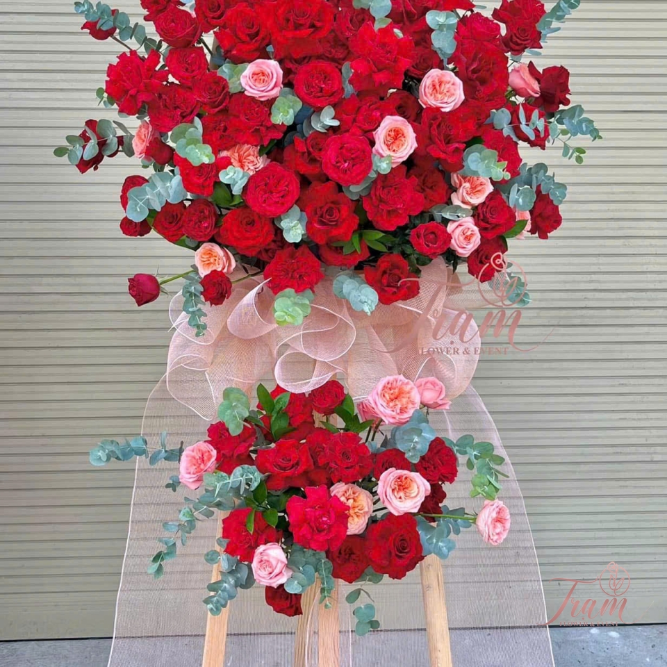Hồng Rực Khai Xuân – Kệ Hoa Khai Trương Tone Đỏ Rực Rỡ”