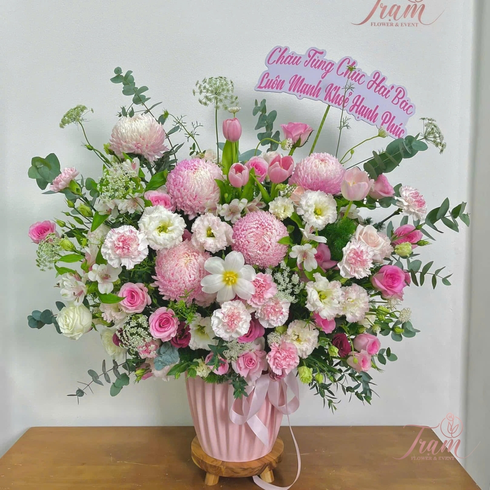 “Hồng Ân Yêu Thương – Bình Hoa Chúc Phúc Ngọt Ngào & Trang Nhã”