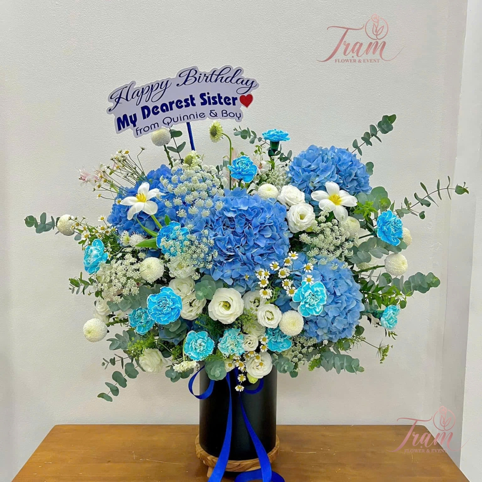 Thanh Xuân Rực Rỡ – Giỏ Hoa Sinh Nhật Tông Xanh Trắng Sang Trọng