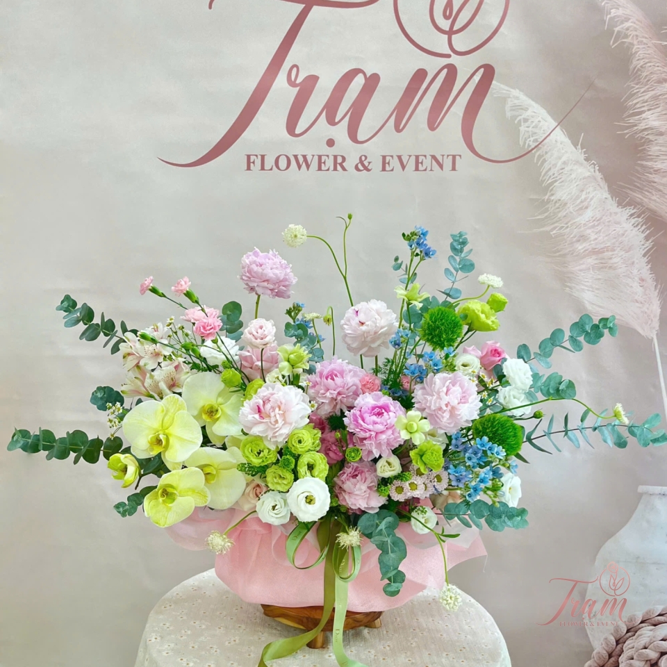 Giỏ Hoa Pastel Thiên Nhiên – Rực Rỡ Nhẹ Nhàng, Ngập Tràn Năng Lượng
