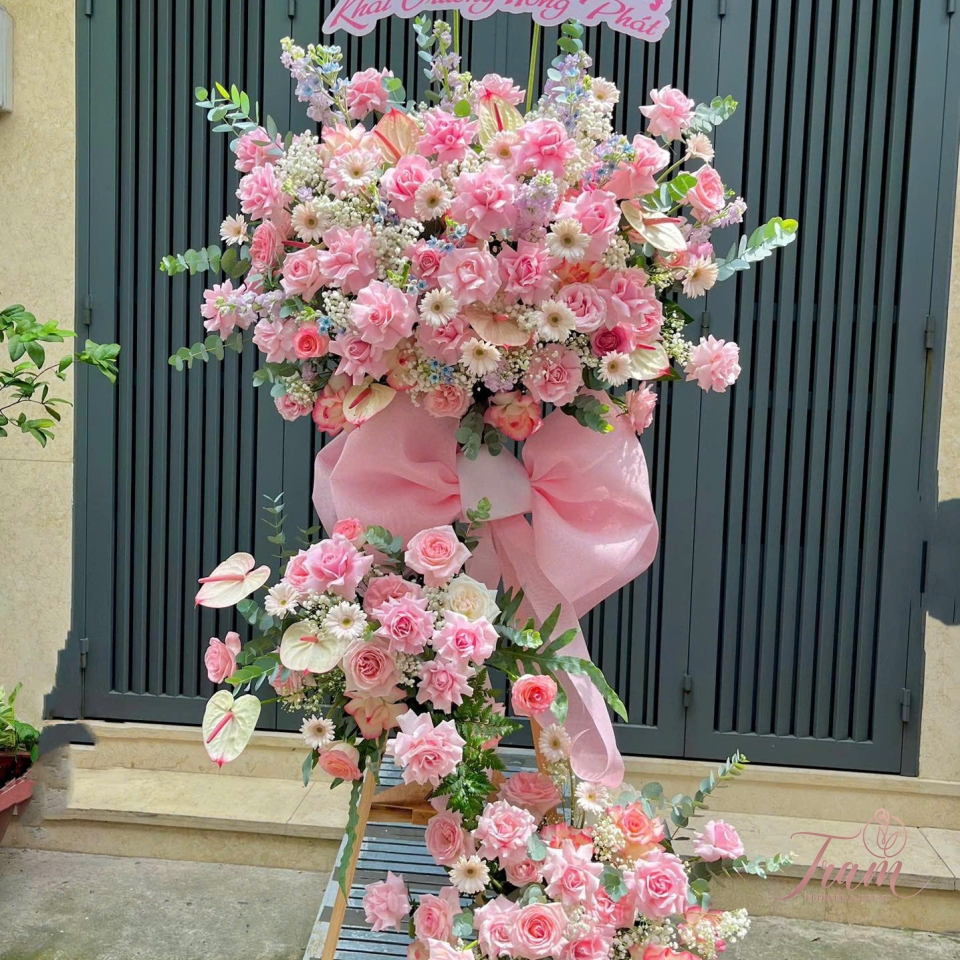 "Hồng Rực Rỡ – Kệ Hoa Chúc Mừng 3 Tầng Sang Trọng"