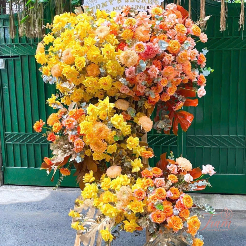 "Rực Rỡ Thành Công – Kệ Hoa Chúc Mừng Cam & Vàng"