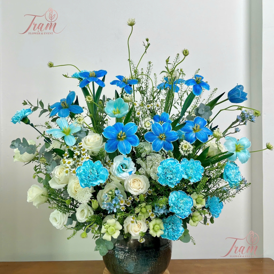 Bình Sứ Tone Xanh Dương – Tulip Mix Trắng Thanh Lịch