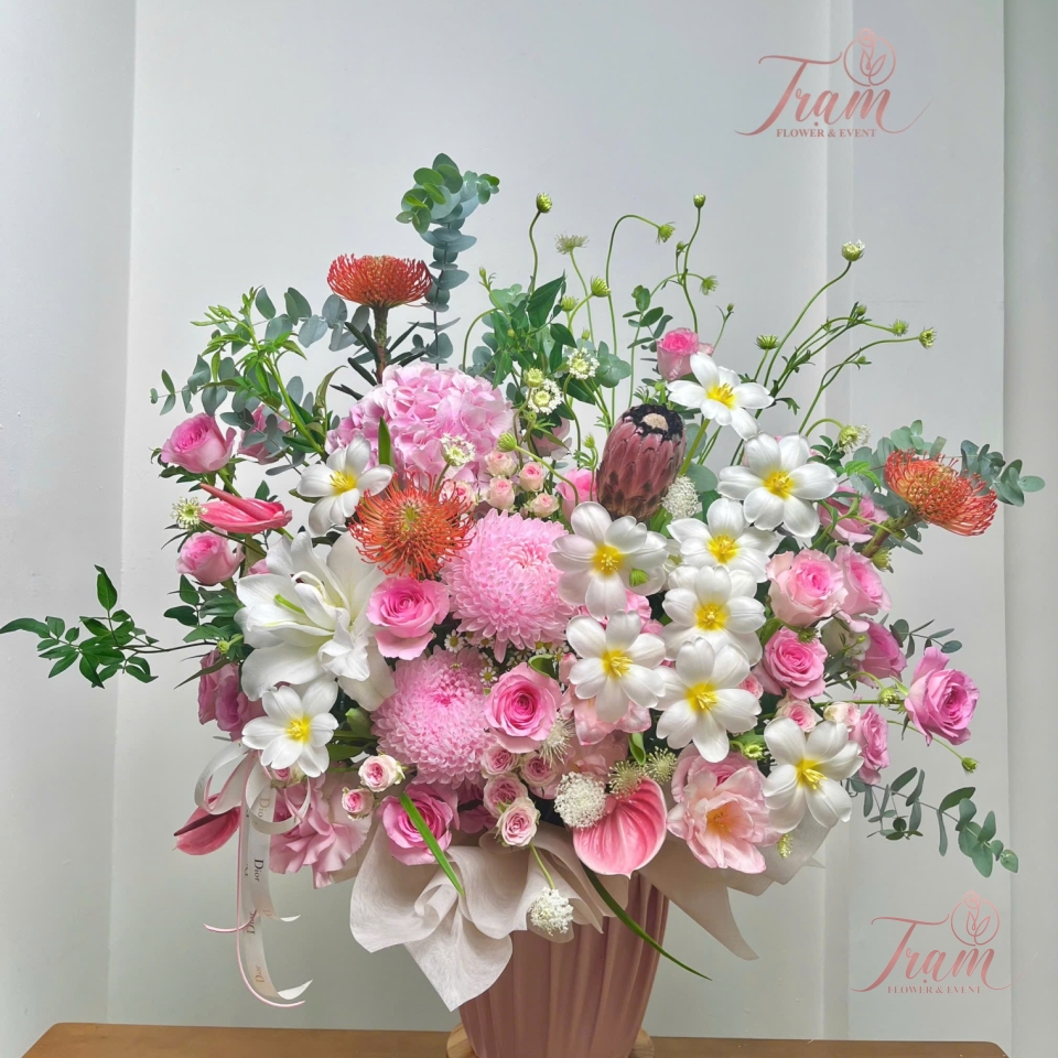 Giỏ Hoa Hồng Mix Tulip Trắng – Sắc Hồng Ngọt Ngào, Trắng Tinh Khôi