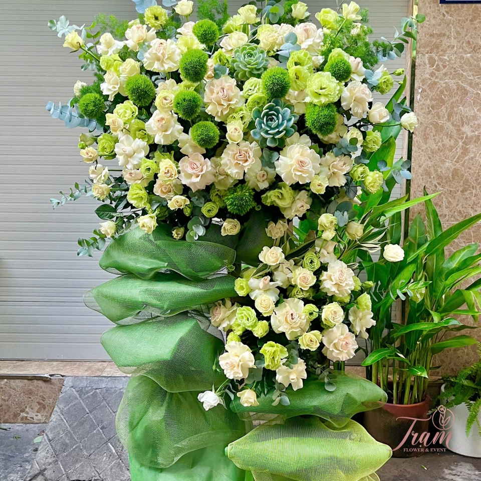 Kệ hoa khai trương tone kem xanh lá tươi mới