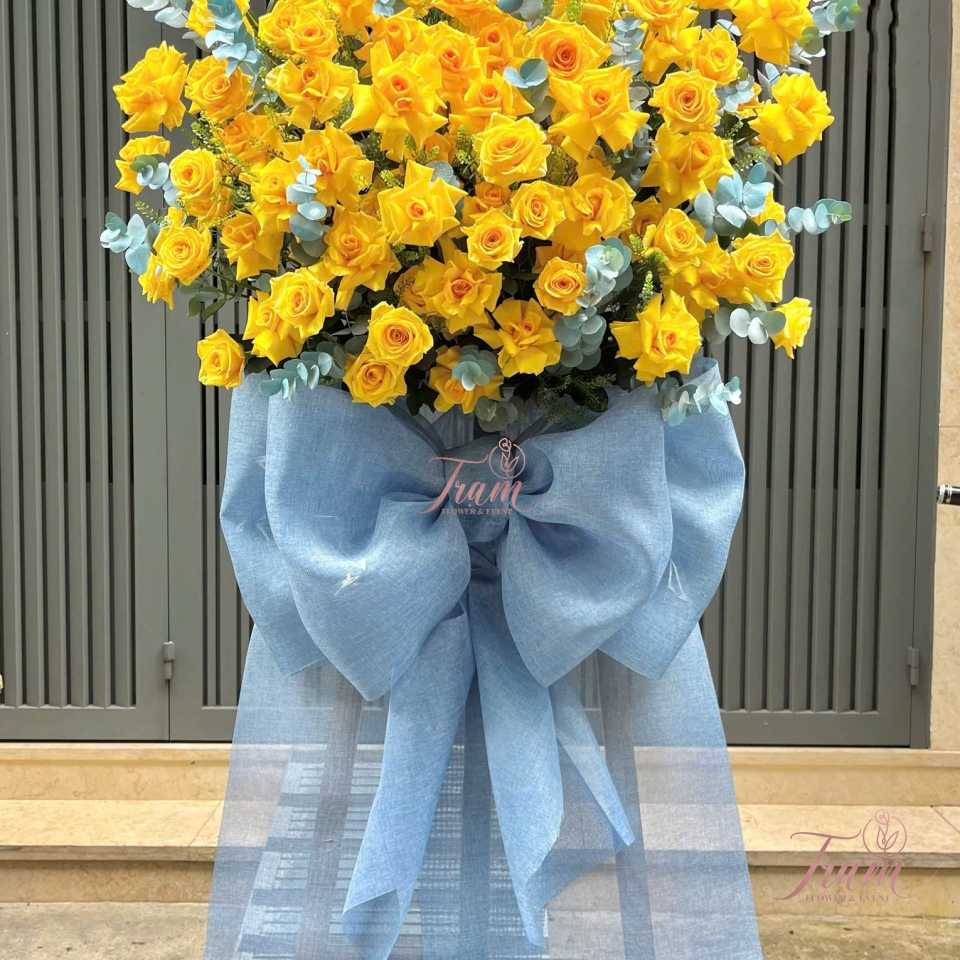 Kệ hoa khai trương tone vàng rực rỡ