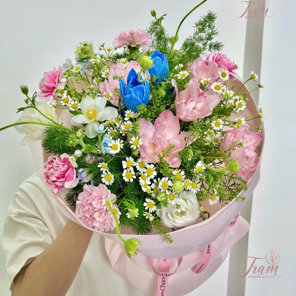 Bó Hoa Tròn Tone Hồng Mix Tulip Trắng & Xanh Dương – Thanh Lịch & Tinh Tế