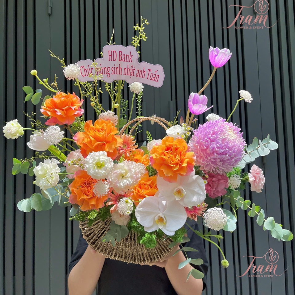 Giỏ Hoa Cam – Trắng – Tím: Tươi Sáng & Thanh Lịch