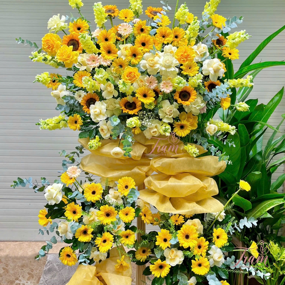 KỆ HOA TONE VÀNG 3 TẦNG – THỊNH VƯỢNG & THÀNH CÔNG