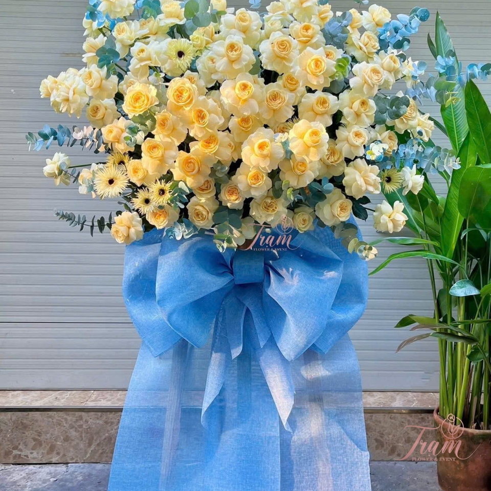 KỆ HOA TONE VÀNG KEM – THANH LỊCH & KHỞI SẮC