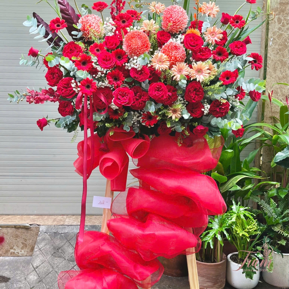 KỆ HOA TONE ĐỎ – RỰC RỠ KHỞI SẮC