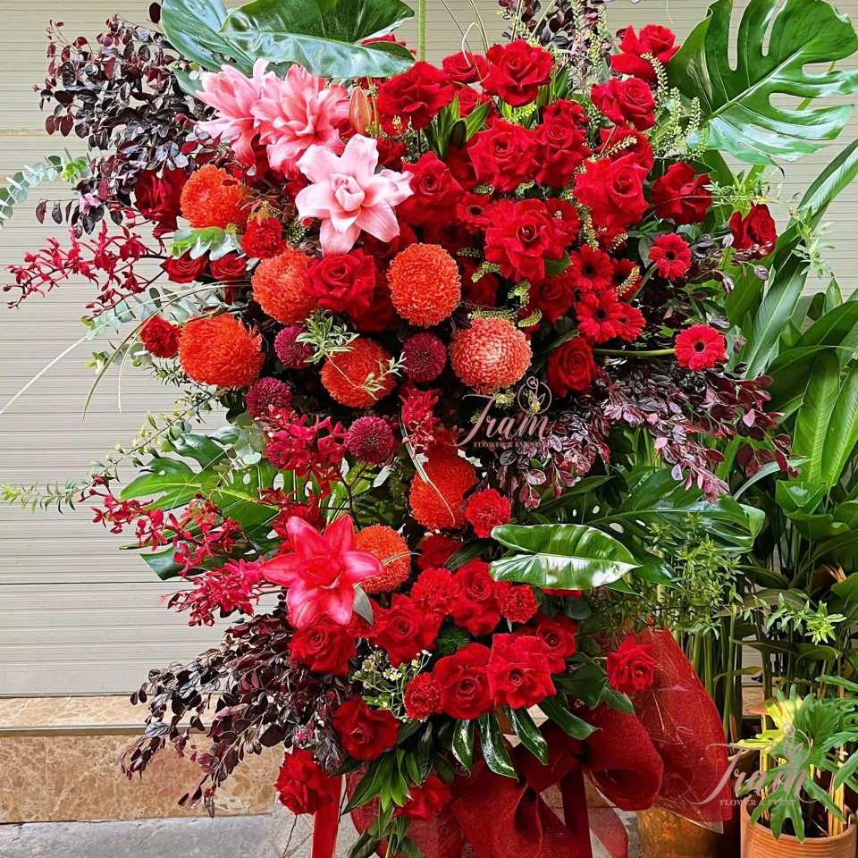 KỆ HOA TONE ĐỎ 2 TẦNG – RẠNG NGỜI THÀNH CÔNG