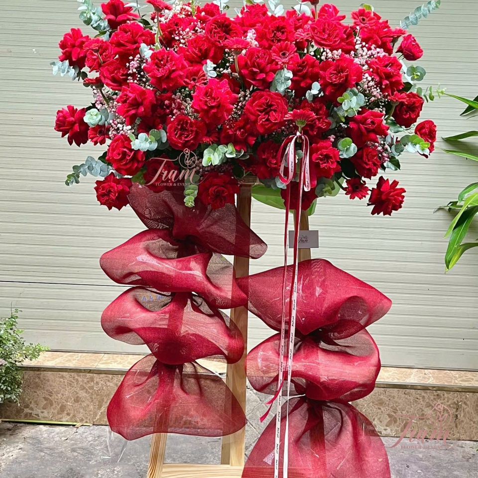 KỆ HOA TONE ĐỎ – KHỞI SẮC MAY MẮN